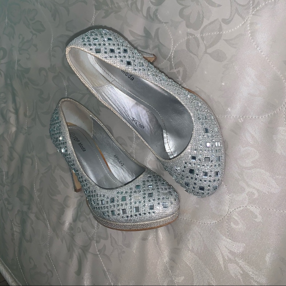 Silver high heels 👠
